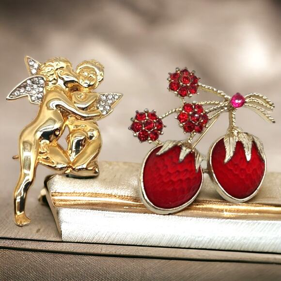 Kissing Angels Gold Tone Pin Sarah Coventry Frosted Strawberry Brooch with Ruby - Picture 14 of 14